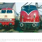 Zwei rote Lokomotiven mit DB-Logos und Nummern 218 217-8 und 221 107-6 nebeneinander vor einem Gebäude. Darunter ein Kalender.