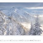 Text: „Vom Kreuzkogel...SALZBURG, ÖSTERREICH“. Kalender mit verschneiter Berglandschaft, Bäume, Nebel, blauer Himmel.