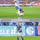 Text: "Vorjahresabbildung" und unten die Zahlen 1 bis 30. Zwei Fußballspieler in blauen Trikots auf einem Spielfeld.