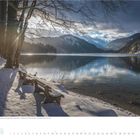 "Alpsee bei Hohenschwangau, Schwangau, Bayern, Deutschland." Winterliche Landschaft, See mit Bergen und Schneebedeckung.
