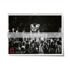 "Vorjahresabbildung" in großen Buchstaben über einem Foto von Menschenmenge, eine Person hält einen Pokal hoch.