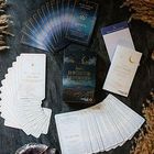 Mehrere Tarotkarten, teils aufgefächert. Texte: "The 13 Words of the Witches", "Tarot", "Learning Tarot".