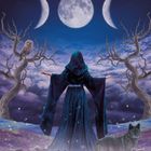 „Hecate  Empowerment ✦ Magic ✦ Decisions  Darkness to light" Eine Frau in einem Umhang steht vor mystischer Landschaft mit Vollmond, Eule und Wolf.