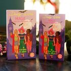 "Daily Witch Oracle" steht in gelber und pinker Schrift. Drei stilisierte Frauen mit Hexenhüten stehen vor einer Stadt bei Vollmond.