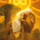 „Lion & Baobab. AUTHORITY • POWER • RADIANCE.“ Eine Frau lehnt sich an einen Löwen, vor einem Baobab-Baum und leuchtender Sonne.