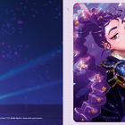 Eine Illustration einer Frau mit langen, verzierten Zöpfen und funkelnder Kleidung vor einem violetten Hintergrund.