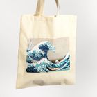 Japanische Schriftzeichen oben links. Eine beigefarbene Tragetasche zeigt eine berühmte Welle-Illustration.