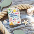 „Urlaubsfoto Challenge für Kinder“, umgeben von Muscheln, Seestern, Seil und Fisch-Illustrationen auf Stoff.