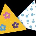 Zwei bunte Dreiecke; eines gelb mit Blumen, das andere weiß mit blauen Punkten.