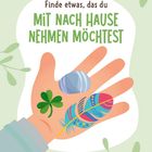Text: "Finde etwas, das du mit nach Hause nehmen möchtest". Illustration einer Hand mit Kleeblatt, Muschel und Feder.