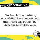 Text: "Verzwickte Situation. Ein Puzzle-Nachmittag, wie schön! Aber jemand von uns kriegt das Puzzle, bei dem ein Teil fehlt. Wer?" Illustration: Zwei Theatermasken unten rechts. Hintergrund: Gelb mit grünen Mustern.