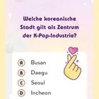 "Welche koreanische Stadt gilt als Zentrum der K-Pop-Industrie? A: Busan B: Daegu C: Seoul D: Incheon." Herzsymbole und Hand.