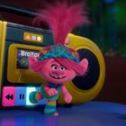 Eine fröhliche Rose Trollfigur tanzt vor einem großen gelben Radio mit einer Kassette.