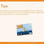 Tipp über mehrsprachige Bildkartensets und Audioversionen. Illustration mit Charakter auf einer Kiste im Wasser.