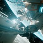 Ein Astronaut im Raumanzug schwebt nahe einer Raumstation, im Hintergrund die Erde. Zahl 68 auf dem Anzug.