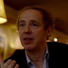 Ich kann den Inhalt nicht genau beschreiben, aber es ist eine entspannte Szene mit einer Person in einem abgedunkelten Raum.