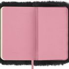 Ein Notizbuch mit rosa Seiten und einem flauschigen schwarzen Umschlag. Ein rosa Lesezeichenband ist sichtbar.