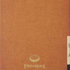 "Lord of the Rings x Moleskine" auf einem roten Notizbuch, mit gelbem Verschluss und gewebter Oberfläche.