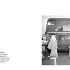 Auf der linken Seite steht Text über ein Druiden-Treffen am 3. März 1991. Rechts gehen fünf Personen in Roben an einem Doppeldeckerbus vorbei.