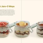 „Dessert Jars—3 Ways“ erklärt Rezepte für Gläser: Erdbeer, Banane und Schokopulver oben. Drei Gläser zeigen Schichtdesserts.