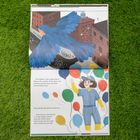 Texte beschreiben den Start der Hoboken Little League. Illustration zeigt ein Mädchen in Uniform mit Ballons sowie einen großen Vogel über einer Parade.