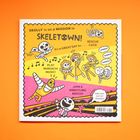 "Skully is on a mission in Skeletown! Play mariachi music, rescue cats, join a wrestling match." Fröhliche Skelette.