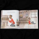 Links: "On Tuesday, Mr. Bee unpacks the books...". Rechts: "He picks a few books...". Illustration eines Mannes mit Brille sortiert Bücher.