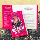 Titel: "Such a Witch" von Sarah Henning. Pinkes Cover, drei Figuren, Hexensymbole im Hintergrund, Schulbuchstil.
