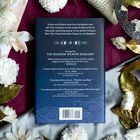 Text über Esmer und Erebus, Lob für "The Shadow Weaver Duology". Umgeben von weißen Blüten und goldenen Blättern.
