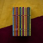 Buchrücken mit Titeln wie "THE KIDS IN MRS Z'S CLASS" in verschiedenen Farben vor gelbem Hintergrund.