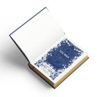 "New Moon" steht über einem künstlerischen, floral eingerahmten Motiv in Blau. Es ist die erste Seite eines geöffneten Buches.