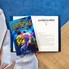 "THE LAST IMMORTALS: RISE OF THE REBELS" Buchcover zeigt ein Fantasy-Wesen vor einem offenen Buch auf Stoff.