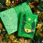 Das Buch "The Wild Robot" von Peter Brown liegt auf einem Hintergrund voller goldener und grüner Blätter.