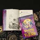 Texte: "A baby wrapped in a cloak of stars", "Which Way to the Future". Ein Buch mit lila Cover und kosmischen Illustrationen.