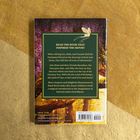 Titel: "READ THE BOOK THAT INSPIRED THE MOVIE!" 
Beschreibung: Text über Charaktere im Zauberwald und Abenteuer. Farbenprächtiger Hintergrund mit einem Schmetterling.