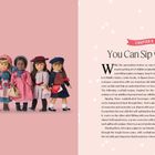 CHAPTER 8: You Can Sip with Us. Sieben Puppen in historischen Kleidern auf rosa Hintergrund.