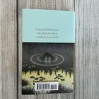 "I saw, just before me, the print of a foot suddenly form itself." Darunter eine Illustration von Seerosen und Wasser.