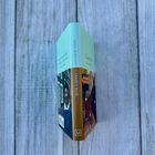 "Buchrücken zeigt 'Nina Bawden', 'Carrie's War'. Vorderseite: Foto einer Person, Szene in einer Stadt. Strukturierter Hintergrund."