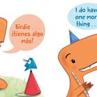 Ein Dinosaurier trägt eine Partyhut und spricht mit einem blauen Vogel. Der Dinosaurier hält einen bunten Stab.