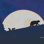 „The woods,“ sagte Aabanya. Silhouetten von Bären vor großem Vollmond und Sternenhimmel, umgeben von hohen Tannen.