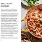 Rezept für "Simple Chickpea, Spinach and Tofu Curry". Gelber Topf mit Curry, Hand taucht Brot hinein.