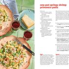 "one-pot springy shrimp primavera pasta", Rezept mit Zutatenliste und Anweisungen. Zwei Teller Pasta mit Shrimps, Glas Rotwein.