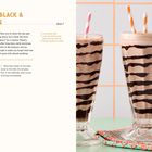 "EMERGENCY BLACK & WHITE SHAKE. Zutaten: Milch, Schokoladensirup, Vanilleeis. Zwei Shakes mit Schokoladensirup in hohen Gläsern."