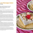 Links steht ein Rezept für Tres Leches con Merengue Suizo. Rechts ist ein Kuchenstück mit Sahne und einer Kirsche auf einem Teller.