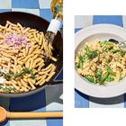 Links: Pasta mit Zwiebeln und Kräutern in einer Pfanne, übergossen mit Flüssigkeit. Rechts: Gekochte Pasta mit Erbsen und Kräutern auf einem Teller. Darunter orangefarbener Löffel auf blau-weißem Fliesenboden.
