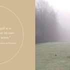 Zitat: "The real joy of golf is in playing the game for its own sake, not for the score." Ein Golfer schwingt auf nebligem Grün.