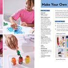 "Make Your Own Paint Tools" Anleitung mit Materialliste. Kind malt mit Blautönen, Materialien wie Federn und Pinsel sind dabei.