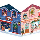 Adventskalender-Illustration mit nummerierten Türen und weihnachtlichen Szenen. Farbenfrohe Häuser und Kinder.