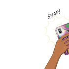 Der Text "SNAP!" erscheint. Eine Hand hält ein bunt bemaltes Telefon, dessen Kamera mit Blitz fotografiert.