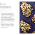 MUSSEL SALAD WITH SAFFRON AIOLI. Rezept-Anweisungen links, Muschel-Baguettes rechts, mit Fenchel garniert auf Schiefer.